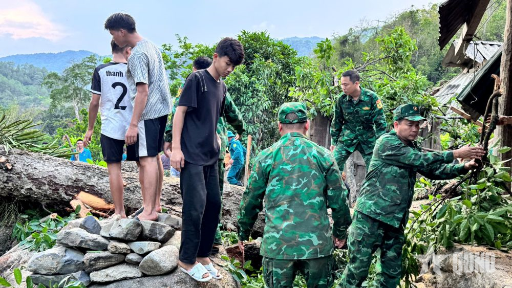 Bộ đội Biên phòng Nghệ An giúp dân khắc phục hậu quả lốc xoáy